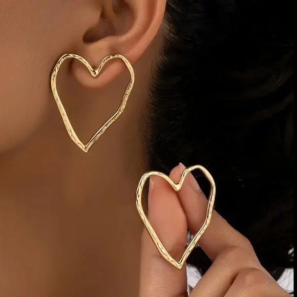 NEW| Women’s Large Hollow Heart Shaped Stud Earrings - Picture 1 of 6